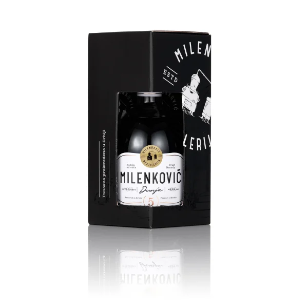 Dunja 5 godina sa kutijom